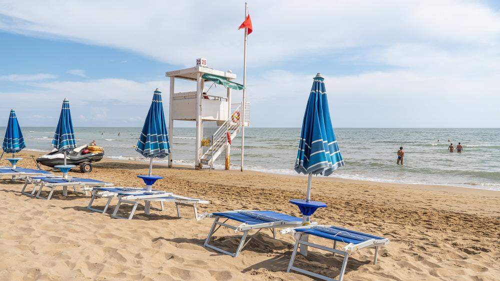 Strand in Jesolo mit Liegen, Schirmen und Aufsichtsturm für Bademeister | Am Lido di Jesolo an der Oberen Adria