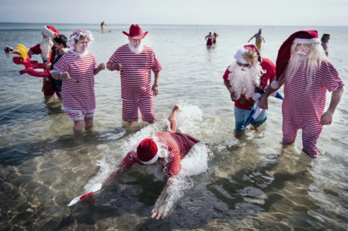 Die womöglich ernsten Gespräche über die Herausforderungen eines Weihnachtsmanns können bei der viertägigen Konferenz mit einem Sprung ins kühle Nass kompensiert werden.