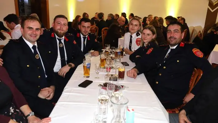 Im Gasthaus Schwarz in Paurach feierte die Feuerwehr Gniebing den Jahresbeginn mit einem abwechslungsreichen Ballabend.