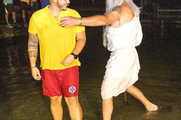 Dabei ging Neptun herum und holte die Täuflinge zu sich ins Wasser.