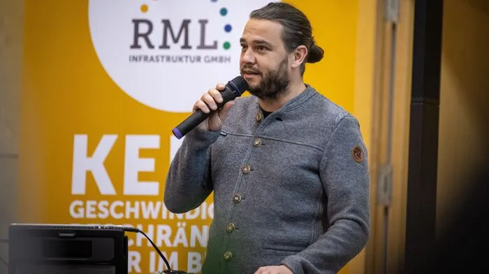 Enrico Radaelli von der RML Infrastruktur GmbH moderierte die Informationsveranstaltungen, hier in Mitterberg-Sankt Martin