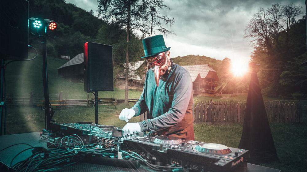Magic Moment: Der britische DJ-Star Claptone legte bei Sonnenaufgang im Freilichtmuseum Stübing auf