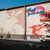 Nach und nach entstehen riesige Kunstwerke auf den Wänden rund um das Industrieviertel nahe dem Grazer Hauptbahnhof.