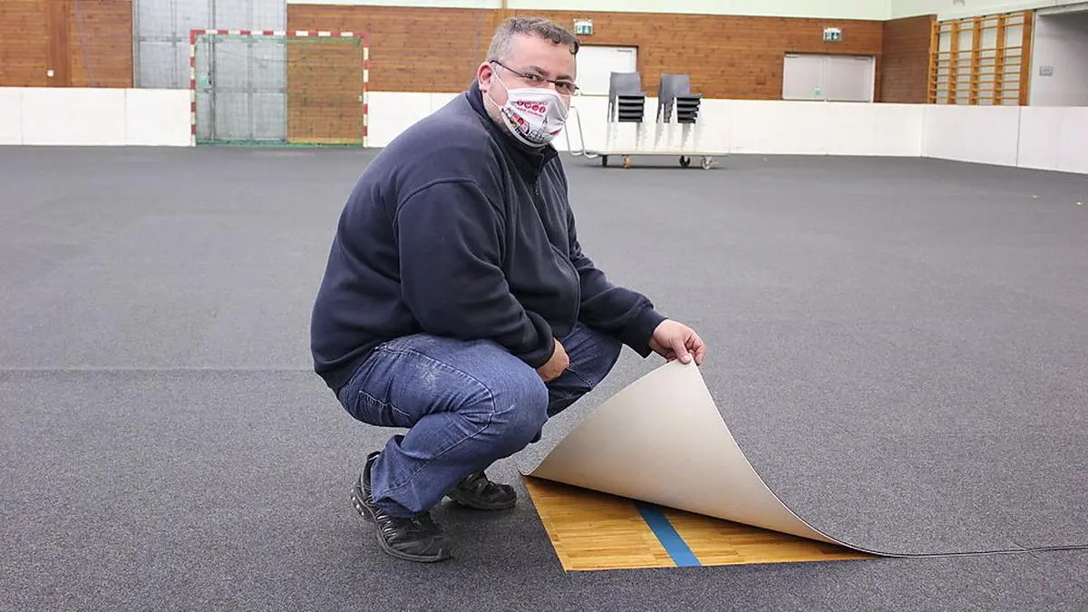 Bernd Fauland hat gestern 600 Teppichplatten in der Sporthalle Voitsberg verlegt