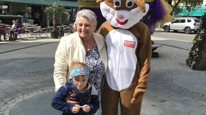 Im Rahmen der Kleine Zeitung-Aktion #spürdenfrühling verteilte unser Osterhase am Mittwoch am Michaeliplatz und am Hauptplatz in Voitsberg süße Naschereien, um unsere Leserinnen und Leser in Osterstimmung zu bringen. Klicken Sie sich durch die Fotos!