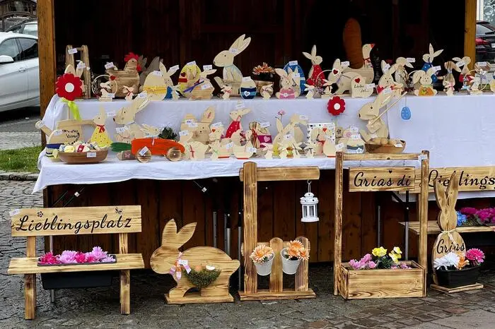 Die Gäste werden auch mit Kulinarik verwöhnt, die Damen des Lionsclub Thermenland servieren an ihrem Stand Getränke und köstliche Eierspeisbrote.
