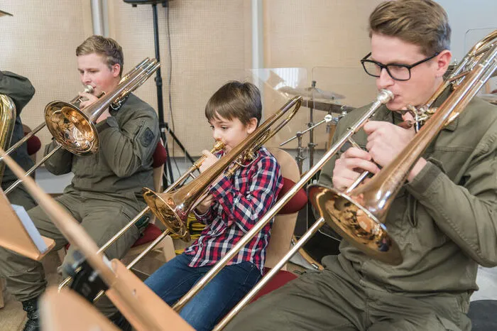 Junges Brüderpaar spielt bei der Militärmusik groß auf: Einmal mit Profis proben und marschieren: Der Herzenswunsch von Kilian und Jakob wurde bei der Militärmusik Steiermark wahr.