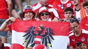 Das Nationalteam begeistert und Fans zeigen sich in Rot-Weiß-Rot