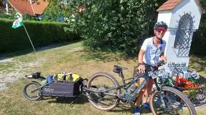 Andreas Nagl mit Rad samt Anhänger