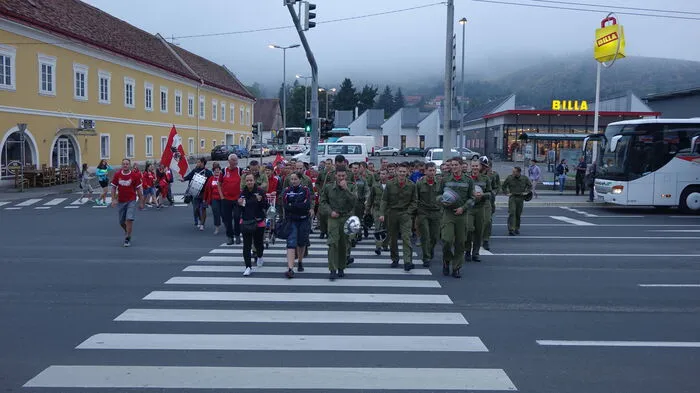 Die Massen waren schon da, bevor überhaupt eine Gruppe an den Start gegangen war.