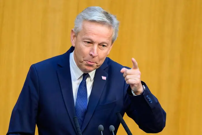 „Danke, dass du dir das antust.“ - Den EU-Wahlkampf scheint Nehammer schon verloren gegeben zu haben, glaubt man seinen Worten an ÖVP-Spitzenkandidat Reinhold Lopatka.