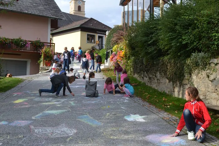Das Motto lautete „Blühende Straßen“, bunte Malereien sollten den grauen Beton verschwinden lassen.