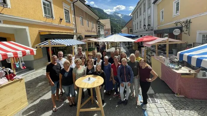 Menschen stehen auf einem Marktplatz