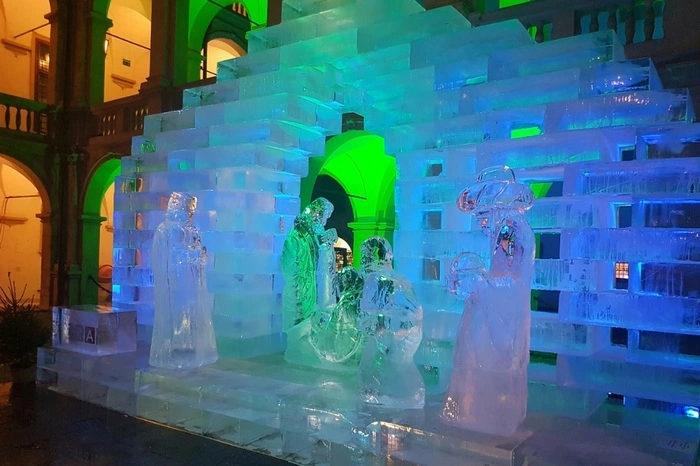 Freitagabend wurde die Eiskrippe im Landhaushof testhalber beleuchtet.