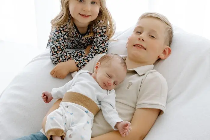 Am 4. April wurde Oliver Franz (2520/48) als drittes Kind der Familie Sattler geboren. Über den Familienzuwachs freuen sich die Eltern Romana und Philipp sowie die stolzen Geschwister Jonas und Florentina.