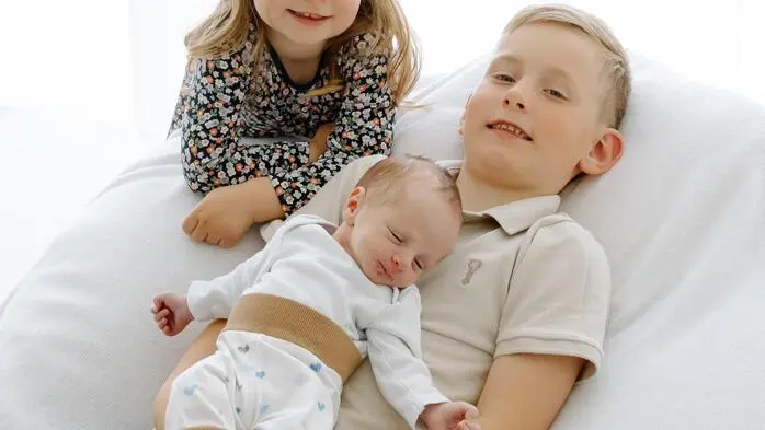 Am 4. April wurde Oliver Franz (2520/48) als drittes Kind der Familie Sattler geboren. Über den Familienzuwachs freuen sich die Eltern Romana und Philipp sowie die stolzen Geschwister Jonas und Florentina.