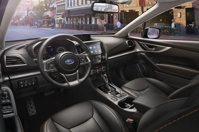 Die Platzverhältnisse in der Fahrerkabine und im Kofferraum wurden verbessert, und um ein knackigeres Fahrverhalten zu garantieren, knöpften sich die Ingenieure unter anderem die Lenkung und die Pedal-Rückmeldung vor. Zusätzlich haben sie Vibrationen und die Geräuschentwicklung beim Vorgänger analysiert und angepasst, ohne Kompromisse bei der Offroad-Tauglichkeit einzugehen.