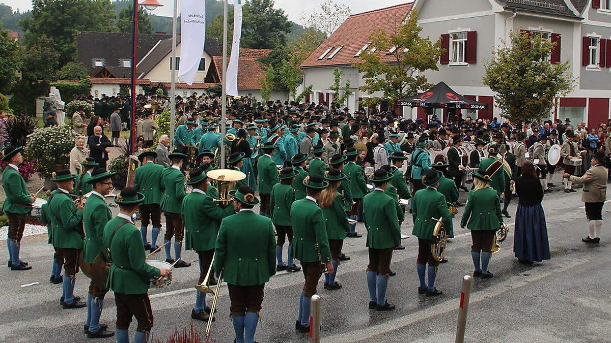 Aufmarsch der Festgemeinschaft in Markt Hartmannsdorf.