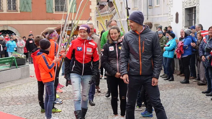 Durch ein Spalier ging es für Daniela Iraschko-Stolz, Lisa Hirner und Lukas Klapfer auf die Bühne bei ihrem großen Empfang in Eisenerz.