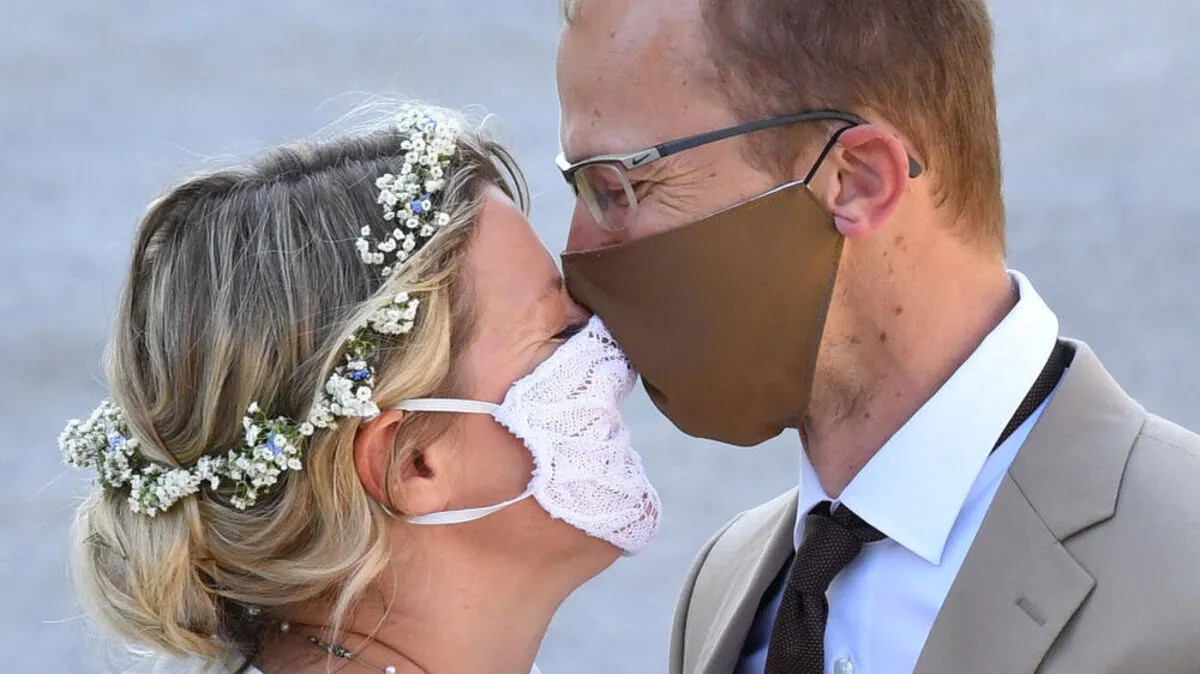 Viele Hochzeitspaare müssen ihre Trauung nun entweder absagen, oder die Gästezahl weiter reduzieren