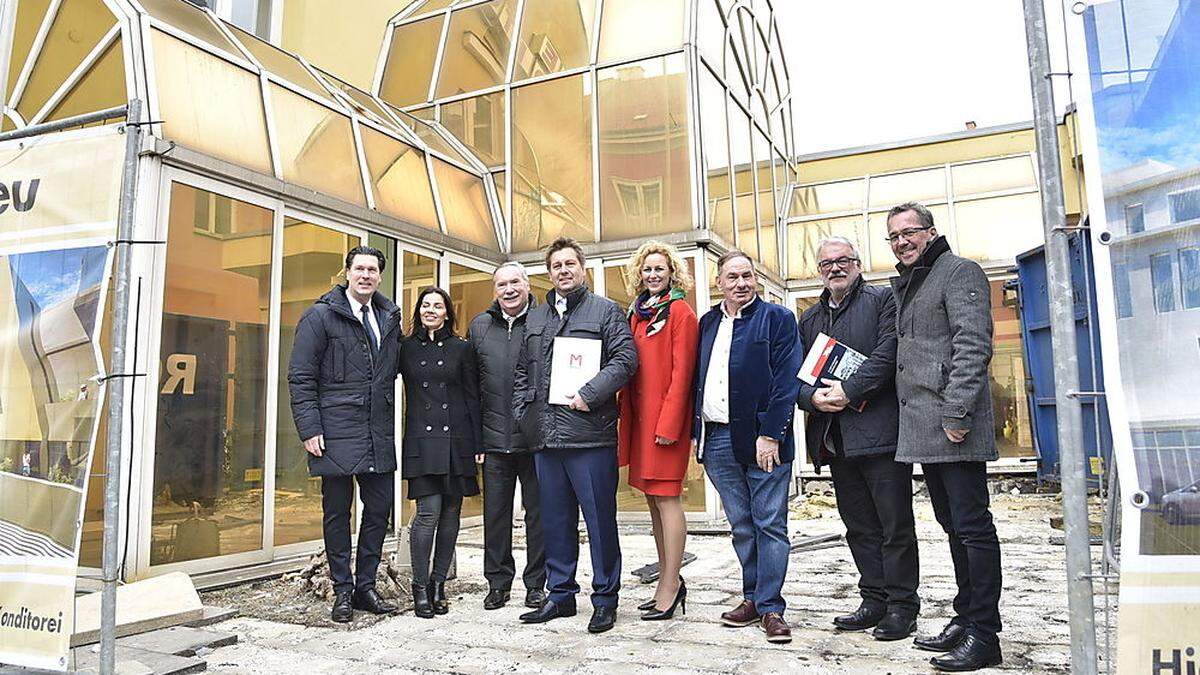 Startschuss für den Umbau: Bürgermeister Hans Straßegger (3.v.l.) mit Baumeister Otmar Malli (4.v.l.) und Projektentwickler Rudolf Leitner (2.v.r.).