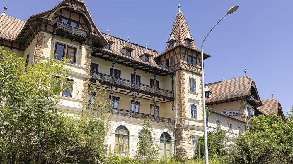 Das ehrwürdige, aber dem Verfall preisgegebene Hotel Wörthersee in Klagenfurt