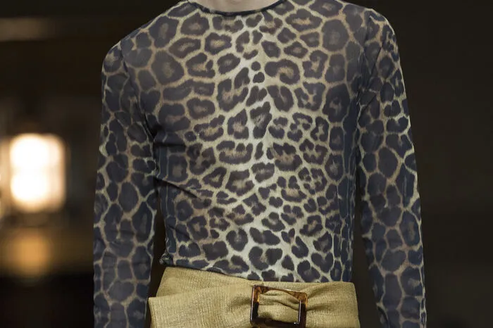 Auch Mann wirft sich in den Raubkatzenlook. Zumindest bei Christian Siriano.