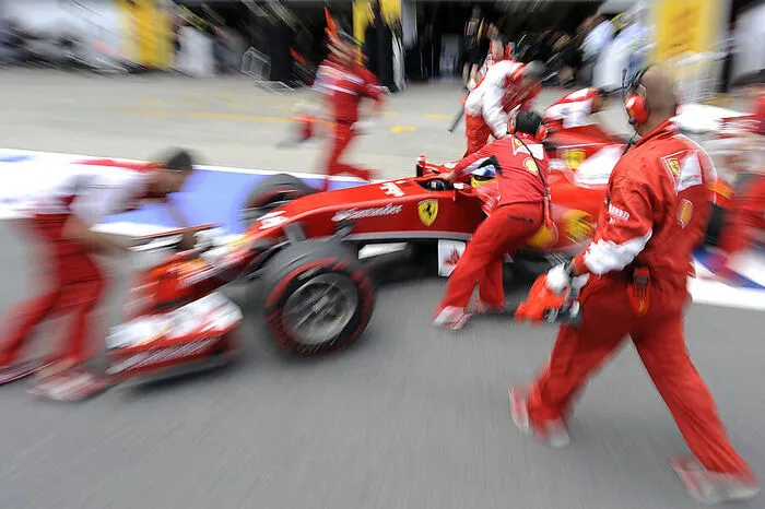 Der schwarze Hengst - das Wahrzeichen der Scuderia Ferrari. Gegründet 1947 vom früheren Rennfahrer Enzo Ferrari, stand die Kultmarke bis 2016 zu 80 Prozent im Eigentum von Fiat Chrysler. Am 21. Oktober 2015 ging Ferrari in New York an die Börse.