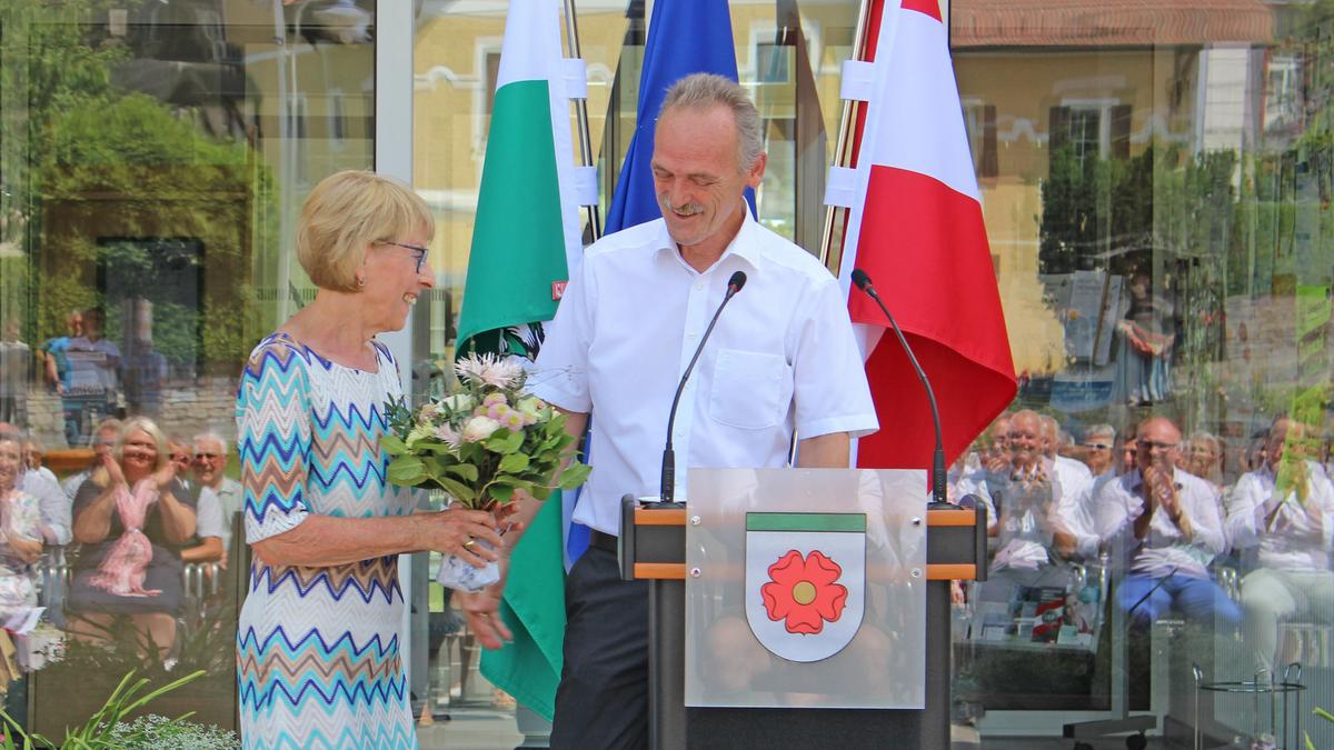 Therese Friedl wurde für ihren Einsatz in der Literaturvermittlung und Leseförderung, ihre ehrenamtliche Mitarbeit in sowie ihre Leitung der öffentlichen Bücherei St. Stefan gewürdigt. Im Bild: Theres Friedl und Bürgermeister Johann Kaufmann bei der Jubiläumsfeier