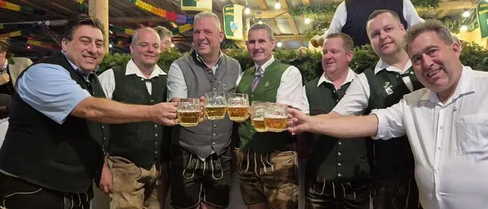 Die offizielle Eröffnung nahmen Bierzeltchef und Kommandant der FF Altaussee, Christian Fischer, und Altaussees Bürgermeister Gerald Loitzl (Mitte) vor