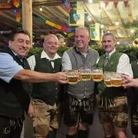 Die offizielle Eröffnung nahmen Bierzeltchef und Kommandant der FF Altaussee, Christian Fischer, und Altaussees Bürgermeister Gerald Loitzl (Mitte) vor