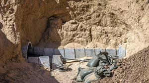 Der Eingang eines Tunnels | Der Eingang eines Tunnels (2014). Die Errichtung eines solchen Tunnels soll Berichten zufolge zwischen 60.000 und 100.000 Dollar kosten und etwa drei Monate dauern