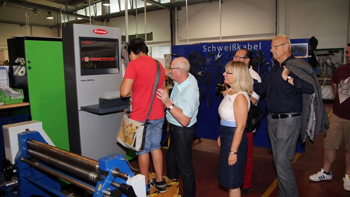 Bei einem Rundgang mit der bfi Leiterin Alexandra Sallmutter-Schanner konnten die Besucher auch den neue Schweißsimulator ausprobieren.