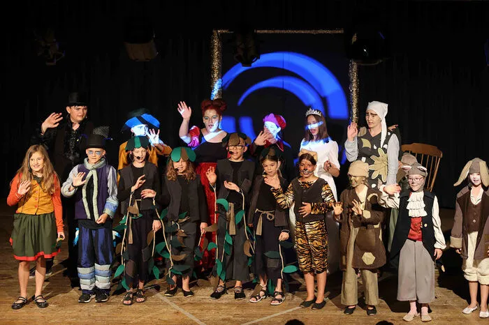 Die Aufführungen des neuen Musicals der Musikschule Mureck, die im Kulturzentrum Mureck aufgeführt wurden, waren ein voller Erfolg. Das Drehbuch des Musicals „Hinter den Spiegeln“ hat die Leiterin der Musiktheaterklasse, Johanna Frey, selbst verfasst. Es erzählt von der Zeit und wie man sie nützen sollte. Mehr als ein Schuljahr lang haben die 26 Kinder und Jugendlichen dafür geprobt und unter Freys Regie aufgeführt. Die schuleigene Musical-Band bestand aus einer Auswahl der besten Schülerinnen und Schüler der Musikschule und war unter der Leitung von Direktor Günther Pendl ein professioneller Klangkörper, wobei die Arrangements der Musik vom Lehrerkollegium der Musikschule Mureck stammten.