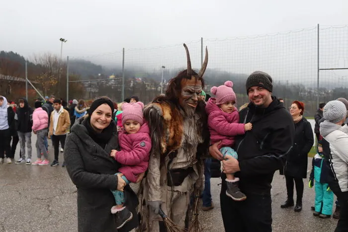 Klicken Sie sich durch die Bilder vom Heiligen Nikolaus, den schaurigen Perchten und gespannten Kinderaugen.