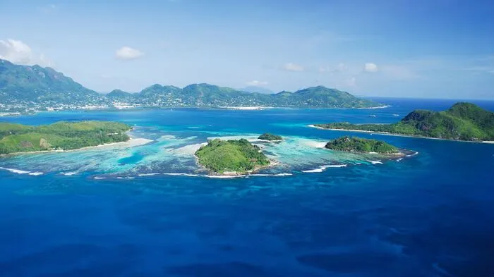 Meeresnationalpark Sainte Anne. Ein schöner Trip ausgehend von der größten Insel Mahé ist ein Besuch im Meeresnationalpark Sainte Anne. Er umfasst sechs kleine Inseln sowie Riffe und Wasserflächen. Bei Tagesausflügen warten gleich mehrere Stopps rund um die Inseln des ältesten Meeresschutzgebietes des Indischen Ozeans. Da hier sowohl fischen als auch Wassersport wie Jetski fahren verboten sind, ist das riesige Areal sehr gut erhalten. Die enorme Menge und Vielfalt an Meeresbewohnern mit über 150 Arten ist auch für erfahrene Taucher beeindruckend.