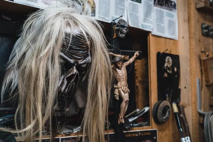 Wenn der Krampus neben dem Herrgott hängt, dann ist man zweifellos in der Werkstatt von Bildhauer Michael Lang