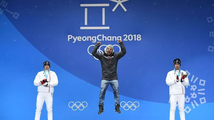 Marcel Hirscher jubelt bei der Verleihung seiner ersten goldenen Medaille bei den Olympischen Spielen. Klicken sie hier um weitere Fotos der Verleihung zu sehen.