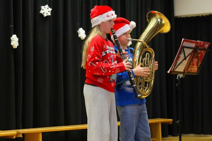 Ergänzt wurde der Nachmittag durch Instrumentalstücke, die gemeinsam mit Musiklehrerinnen und Musiklehrern der Musikschulen Hartberg und Bad Waltersdorf einstudiert wurden. 