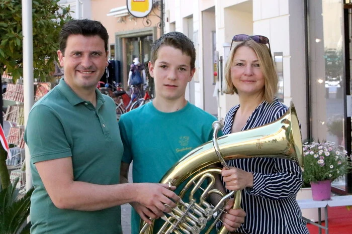 „Zwei ganze Tage haben wir uns in der Blumenhalle auf dieses Konzert intensiv vorbereitet“, sagte das Cheforganisatoren-Duo Barbara Kalhammer (rechts) und Walter Sonnberger (links) - am Foto mit Jonas Pirker - unisono.