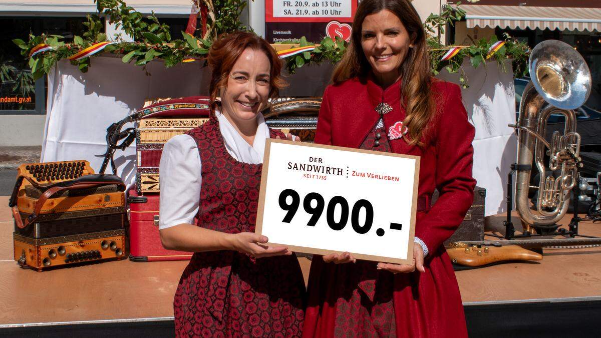 Helvig Kanduth (rechts) und Hoteldirektorin Johanna Glaser präsentieren die beachtliche Spende