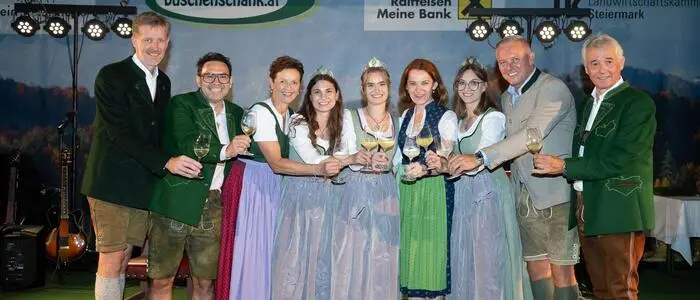 Der Höhepunkt der Eröffnung: Die neuen Weinhohen wurden gekrönt