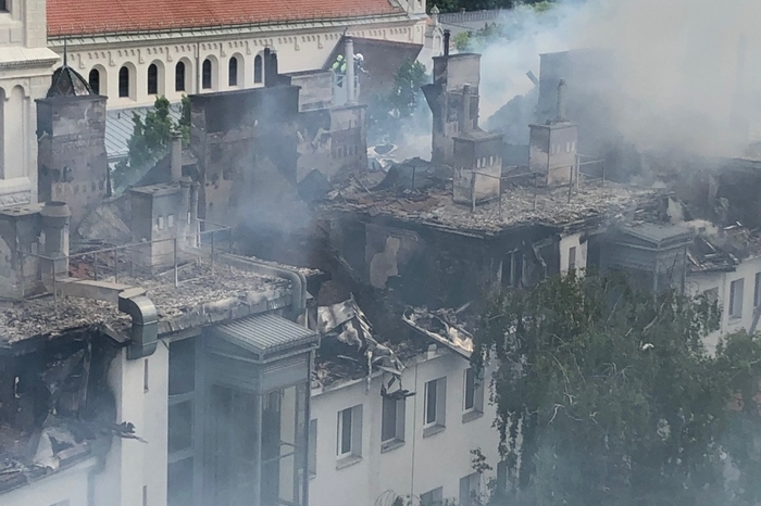 Das Feuer breitete sich rasch aus und entwickelte sich zu einem Großbrand. Binnen weniger Stunden war der gesamte Hausdachbereich in Flammen, was zu dessen teilweisen Einsturz führte. Die Rauchsäule war kilometerweit in Wien zu sehen.