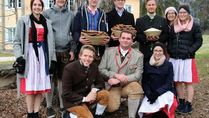 Die Landjugend St. Stefan hält die bäuerliche Tradition mit Salz und Brot beim Stefanireiten aufrecht. 