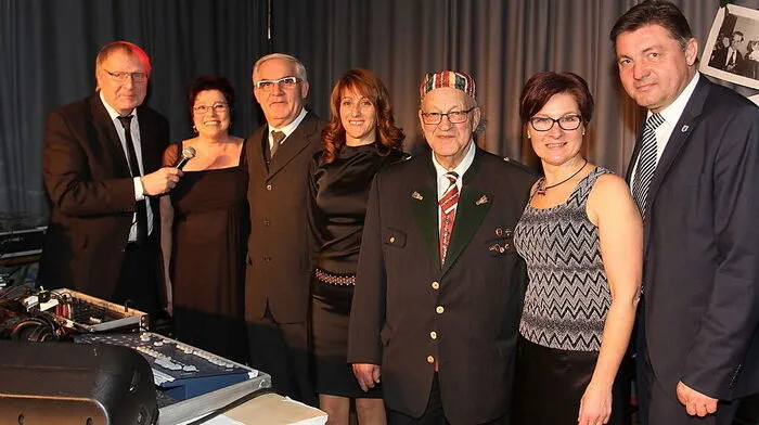Luis Haas, Obmann Hermann Plaschg, Alois Kaufmann und Regierungskommissär Manfred Meidxner mit Gesangvereinsmitgliedern
