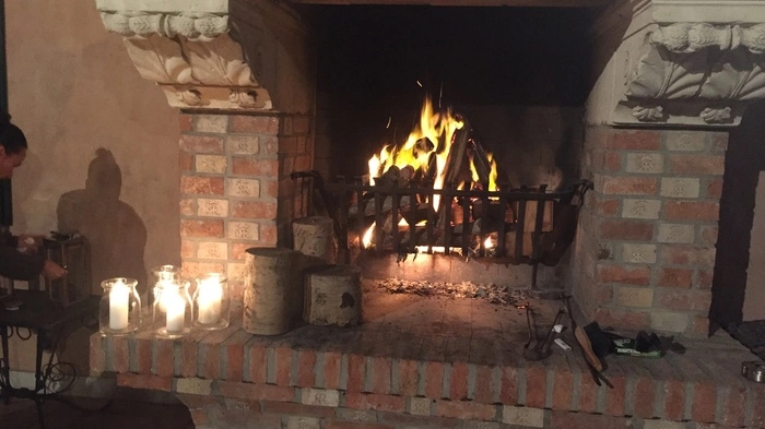 Wenn es am Abend ein kühler ist, sorgt ein Feuer im Kamin auf der Terrasse für wohlige Wärme.