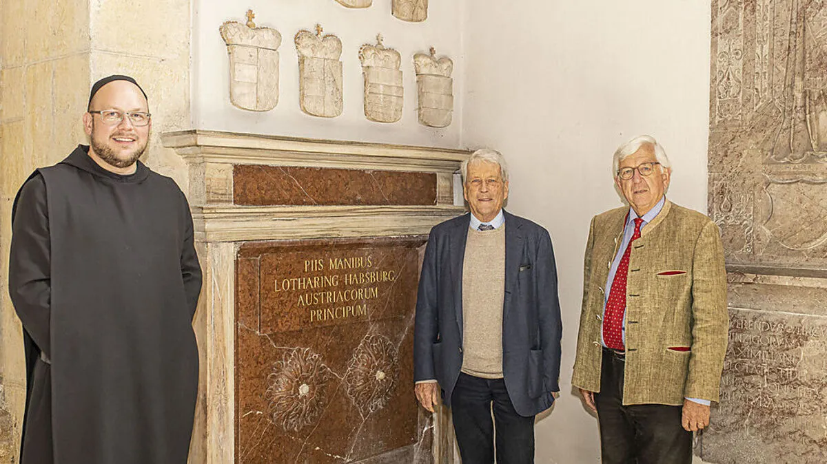 In der Stiftskirche St. Paul: Stiftsadministrator Pater Marian mit den Nachfahren  Ulrich Habsburg und Christoph Habsburg (von links)