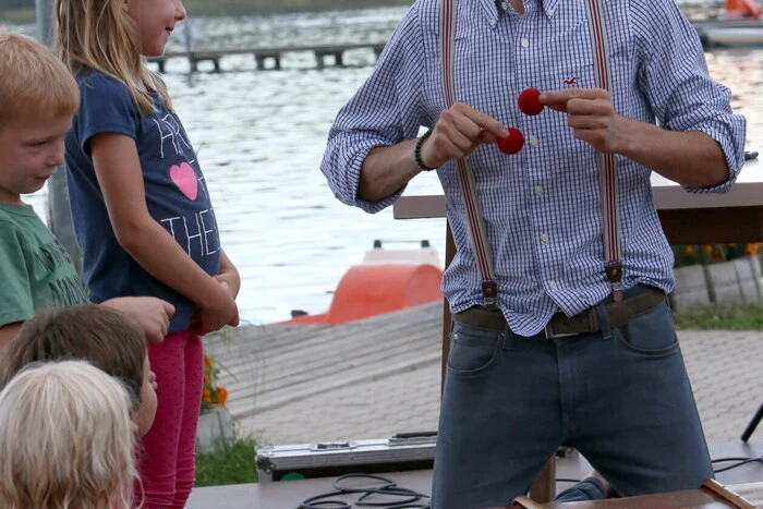 Die Zaubershow mit „Magic-Bert“ (Foto) kam besonders bei den Kleinen gut an.