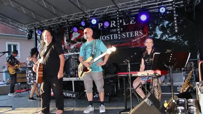 Auf eine Reise durch fünf Jahrzehnte Rockmusik führte die Band „Purple and the Ghostbusters“ die Besucher am voll besetzten Rathausplatz in Köflach.