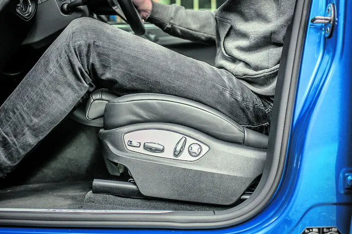 Die Sitzfläche nie zu schräg einstellen. Die Vorderkante kann sonst die Durchblutung in den Oberschenkeln einschränken. Ein taubes Gefühl entsteht. Tipp: Die Sitzfläche so waagrecht wie möglich justieren.
